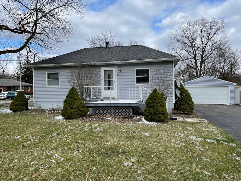 Front of the house with front porch - 3913 Evergreen Ave SE