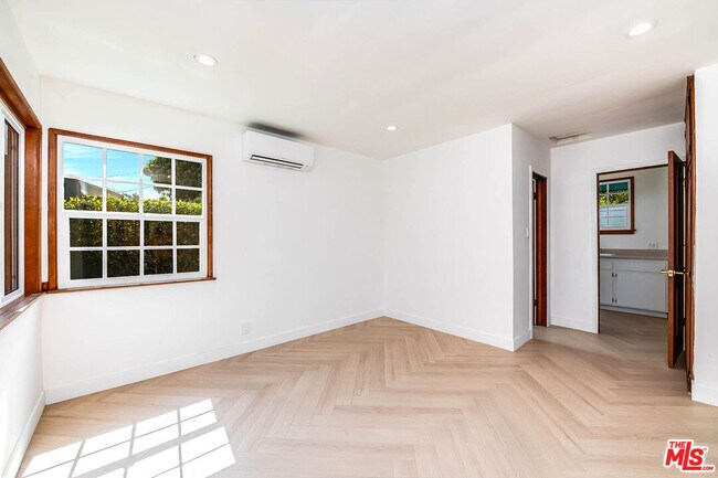 Building Photo - 749 N Niagara St