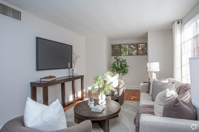 1BR, 1BA - 650SF - Living Area - The Shelton at Cameron Court