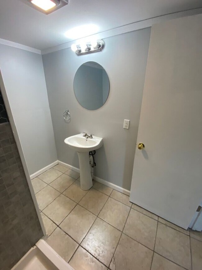 Building Photo - 33 Leland Ave