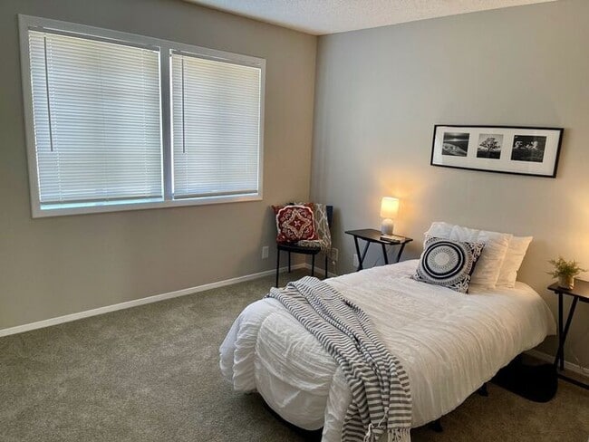 Building Photo - Cute and Convenient South Nashville Townhouse near BNA and Woodbine - Renovated