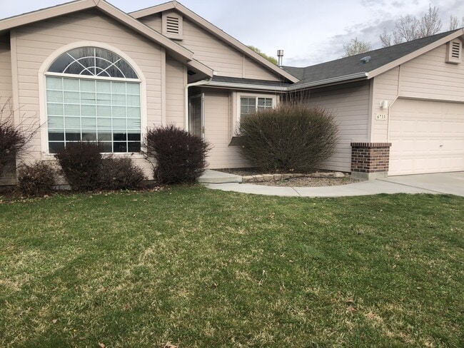 Building Photo - 3 Bed/2 bath...Newer Carpet and Flooring.....