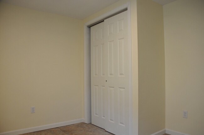 Building Photo - Basement Apartment, 2 bed 1 bath close to Food Trucks on Best