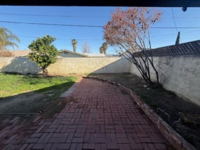 Building Photo - 640 Vista Del Monte