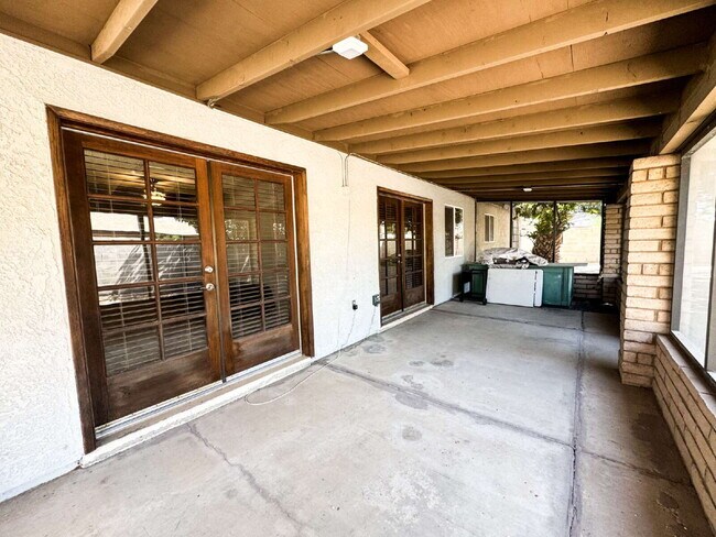 Building Photo - "Charming 3-Bed Oasis with 2 Baths and 170...