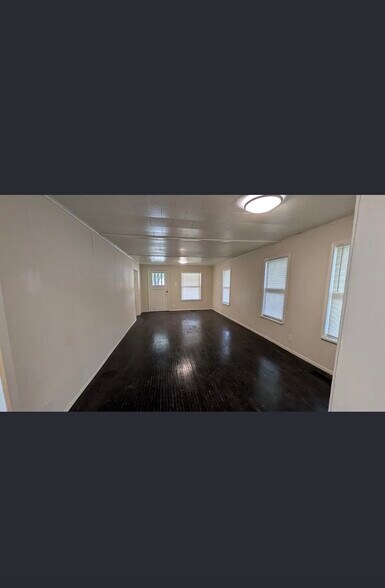 Building Photo - 4020 E Archer St