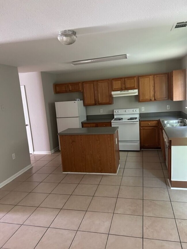 Building Photo - Stunning 4 Bedroom Home in Coulwood East Community
