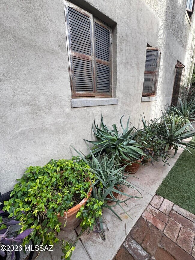 Building Photo - 21 E Corral St