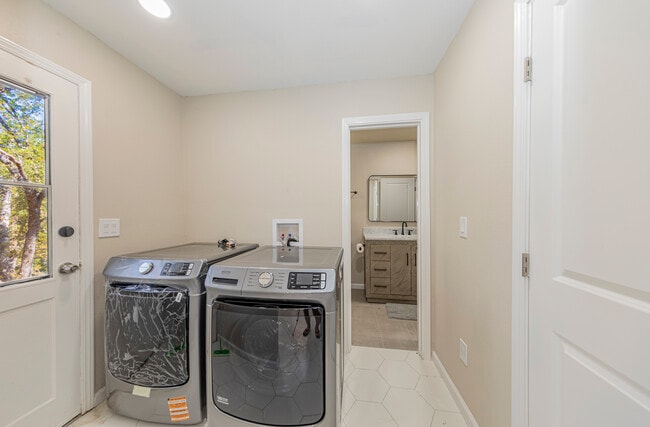 Building Photo - 35680 Forest Dr