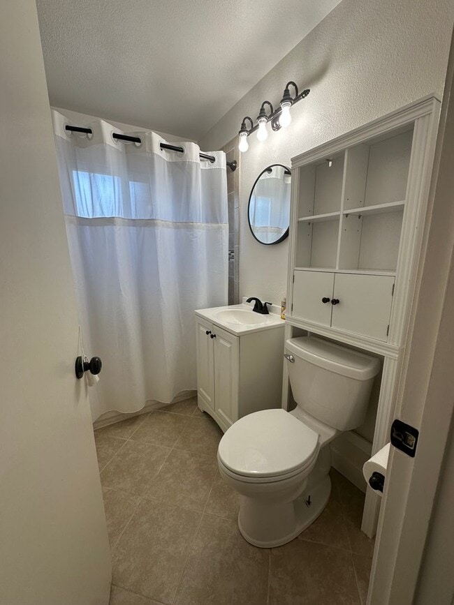 Building Photo - Charming & Cheery 3-Bedroom 2bathroom home...