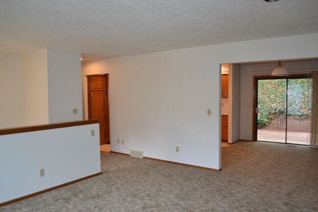 Building Photo - BEAUTIFUL 3 BEDROOM 3 BATH HOUSE LOCATED IN SOUTH SALEM