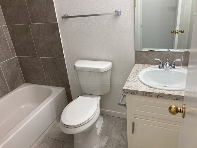 Building Photo - 2405 Bermuda Dr