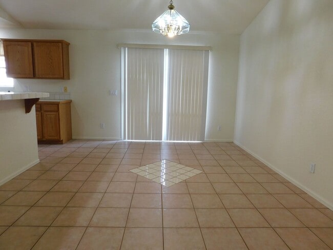 Building Photo - Spacious in Shadowbrook Sub-division