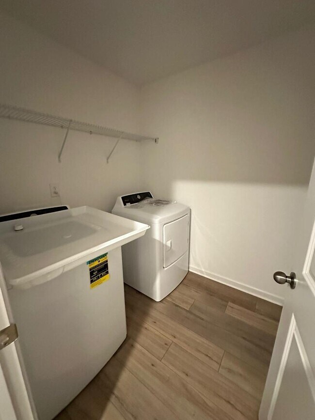 Building Photo - 2482 Van Fleet Cir