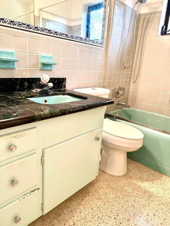 Building Photo - 1121 NE 16th Terrace