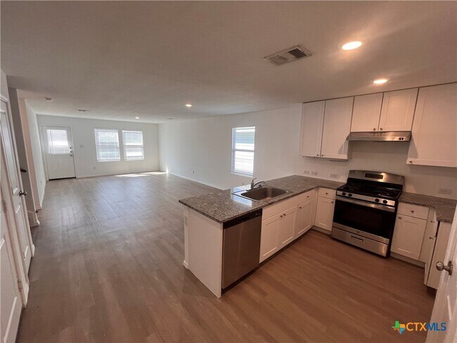 Building Photo - 10646 Vinateros Dr