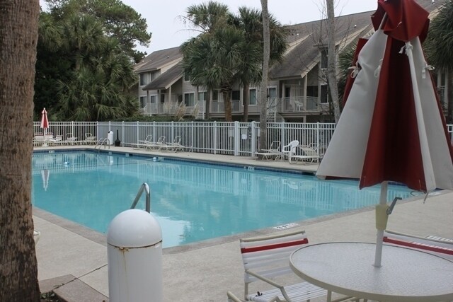 Building Photo - Two Bedroom Condo Steps to Coligny Beach