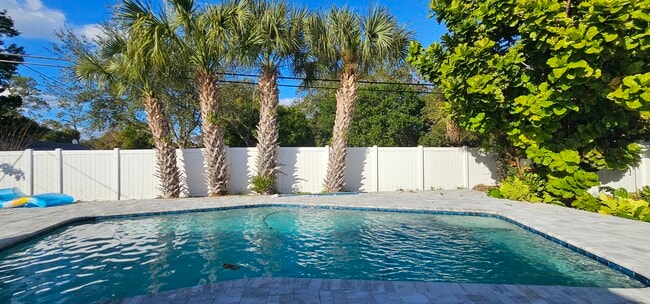 Building Photo - 370 Hunt Dr