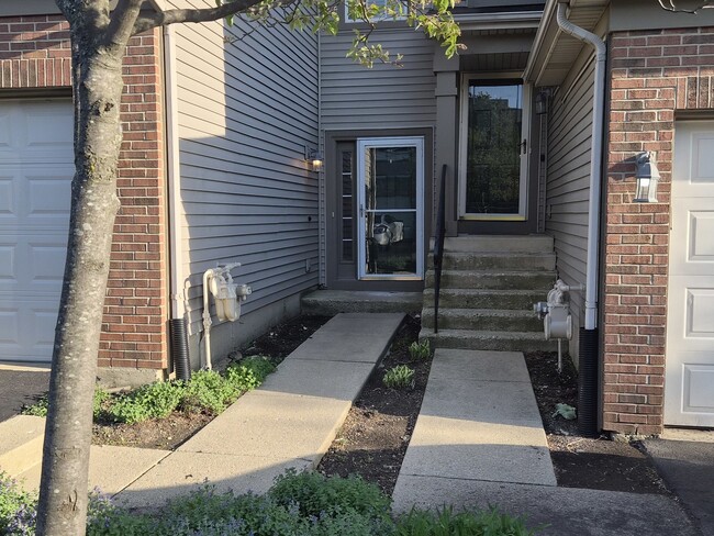 Building Photo - 1015 Woodview Ct