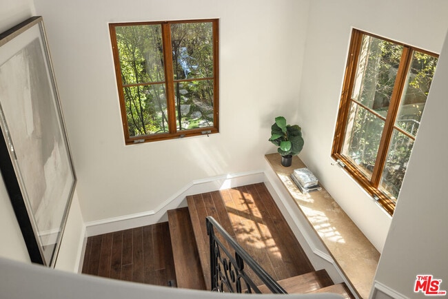 Building Photo - 587 Entrada Dr