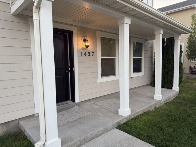 Building Photo - 1427 S Paddock Dr