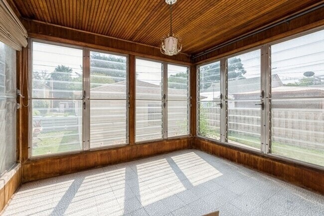 Building Photo - Spacious 2 Bedroom on Quiet Street featuring Central Air, Fireplace, Dishwasher, Private Screened...