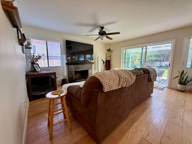 Building Photo - Luxury and Spacious Townhouse with Large Fenced Yard! Double Car Garage!