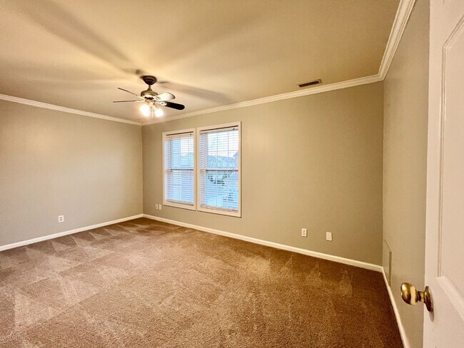 Building Photo - Spacious 2 Bed Condo!