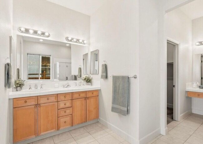 Building Photo - 6060 Cielo Cir