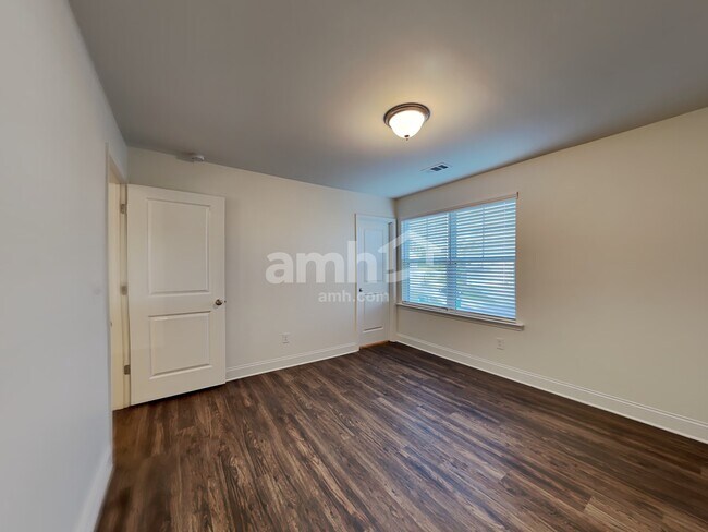 Building Photo - 5275 Valley Dr