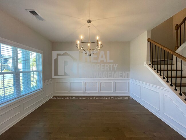 Building Photo - Stunning Five Bedroom Home in a Desirable ...