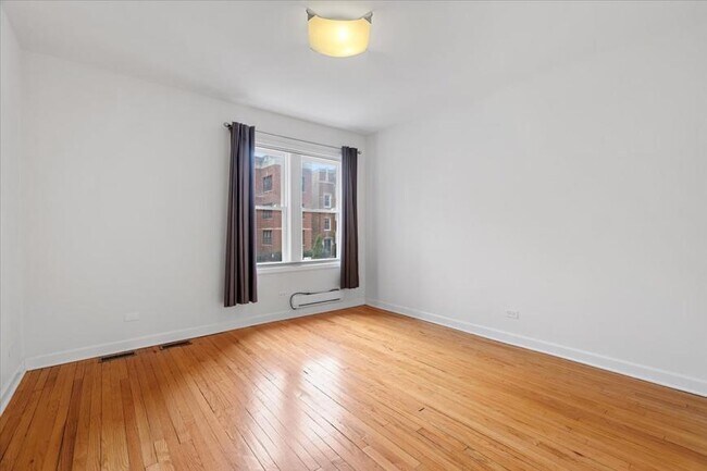 Building Photo - 4 bedroom in Chicago IL 60626