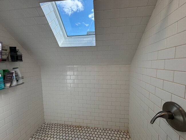 Building Photo - Single Family Home In The Park Ave Neighborhood!