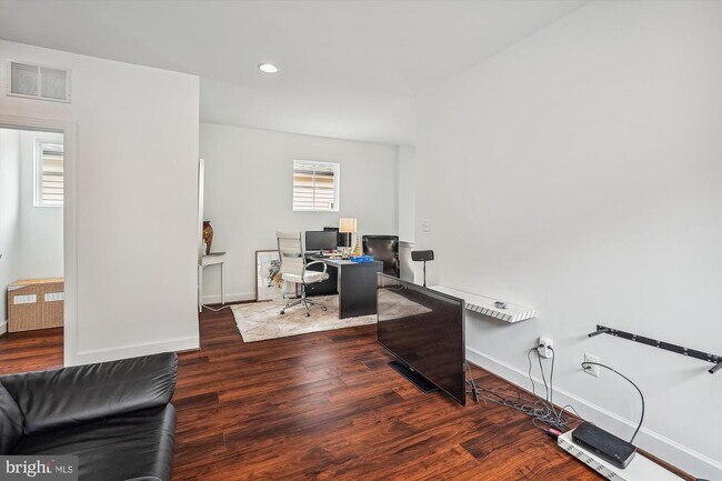 Building Photo - 44545 Neponset St