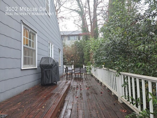 Building Photo - 3002 Medlin Dr