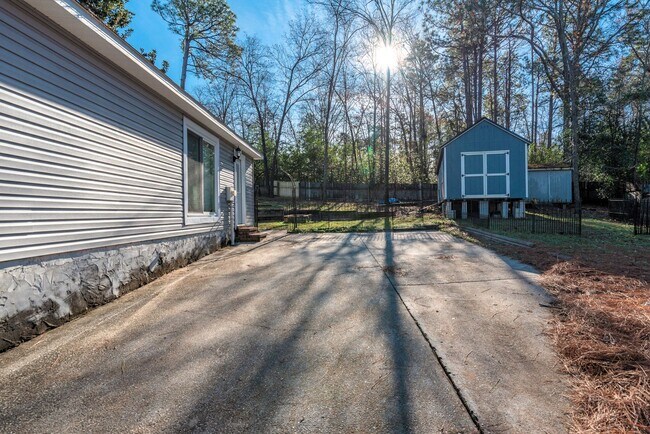 Building Photo - Fully Updated 3BR/2BA in Martinez – Vaulted Ceilings, Stone Fireplace & Fenced Yard!