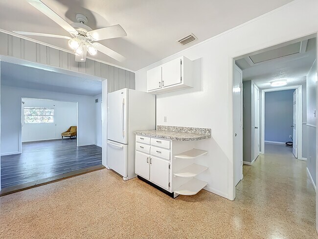 Building Photo - 1706 Cambridge Dr