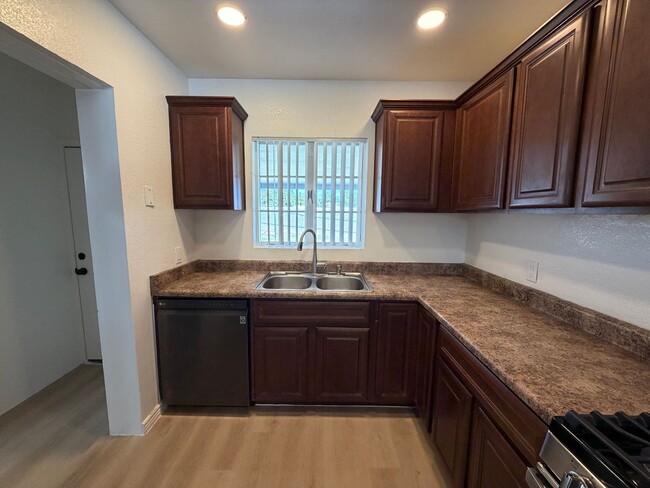 Building Photo - Spacious 4 Bed 3 Bath Single-Level Home | RV Gate | Huge Yard | Bright Open Layout