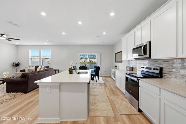 Building Photo - 14742 Cashew Ave