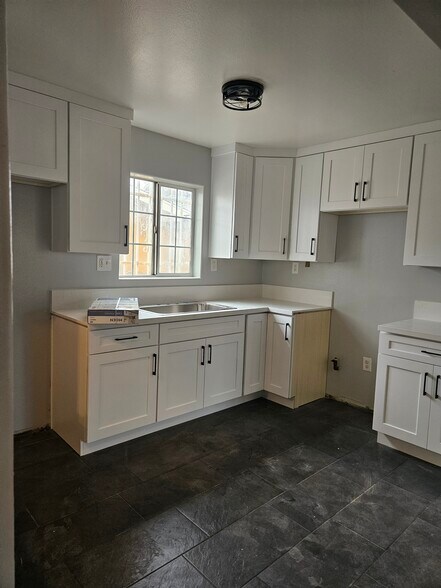 Building Photo - 1539 W 58th St