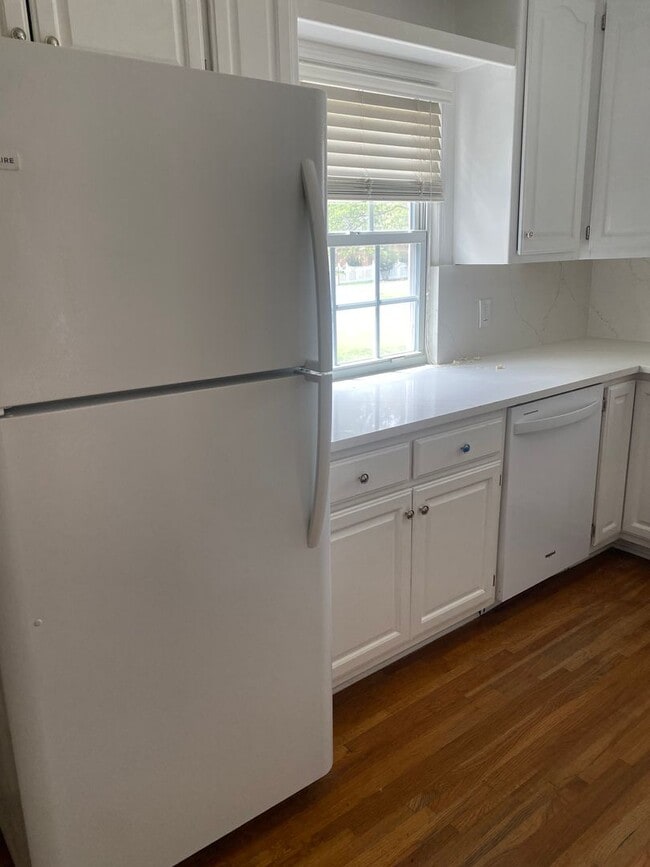 Building Photo - Charming cottage with recently updated kitchen and bath
