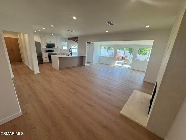 Building Photo - 21420 Chatsworth St