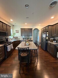 Building Photo - 109 S Village Cir