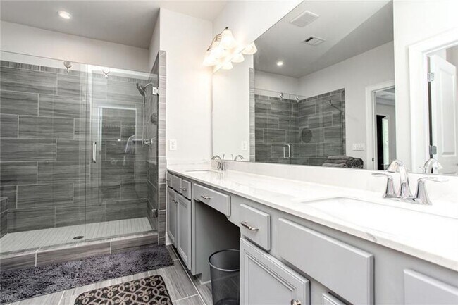 Building Photo - Large 3 Bedroom Luxury Townhome on Silver ...