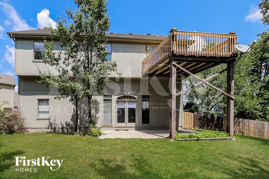 Building Photo - 1824 SW Pinecreek Ct