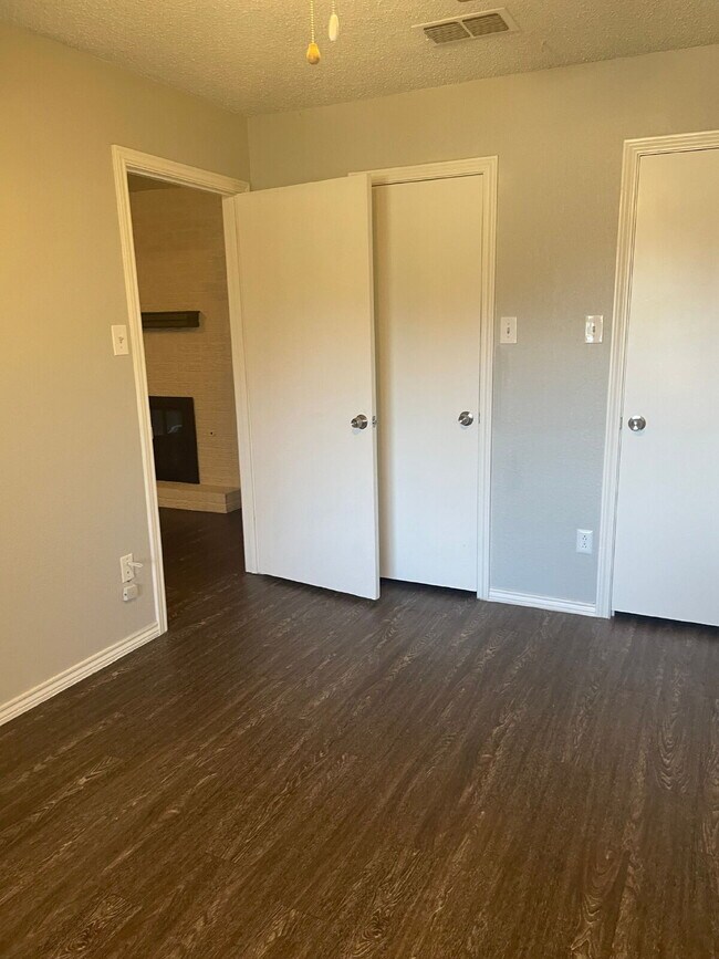 Building Photo - Spacious 3/2/2 with quick access to the Loop