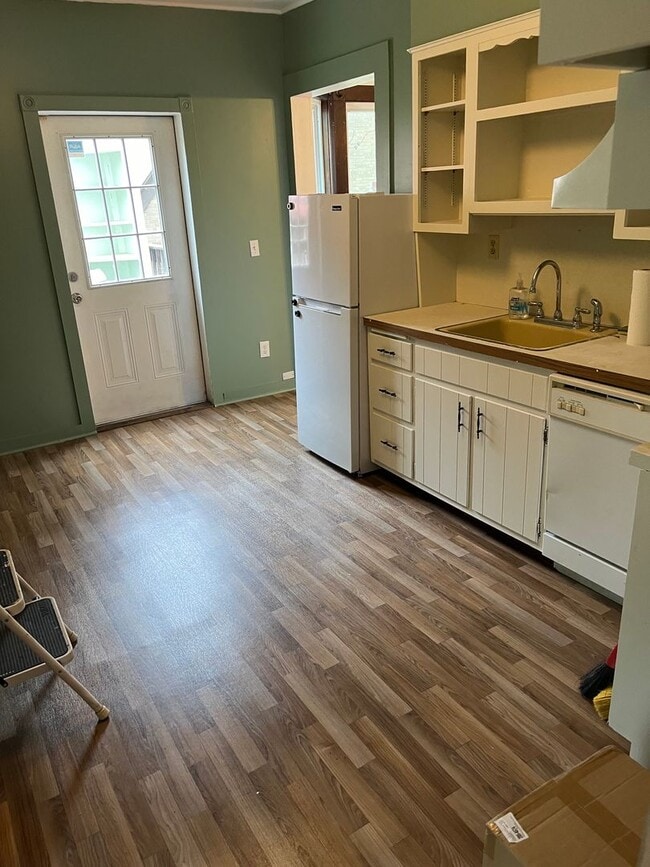 Building Photo - 2 Bedroom Apartment