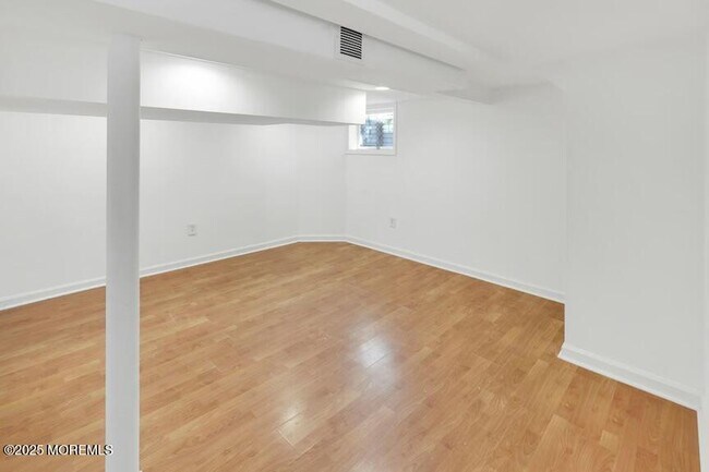 Building Photo - 639 Redmond Ave
