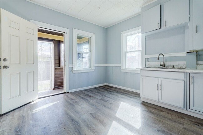 Building Photo - 459 Parsells Ave