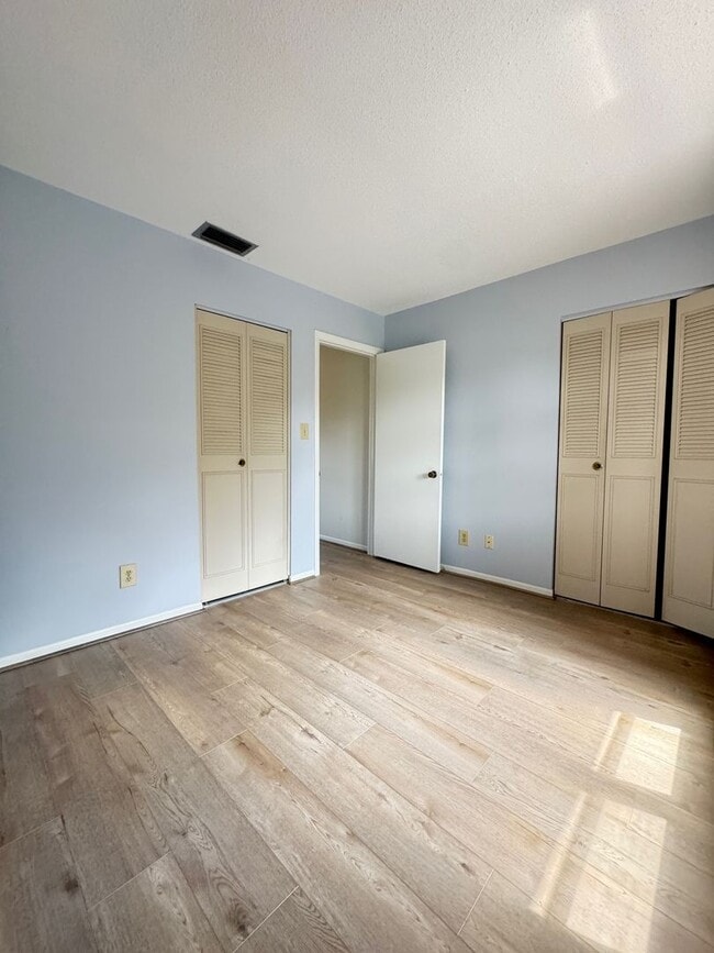 Building Photo - Unfurnished Townhouse Near Downtown Sarasota